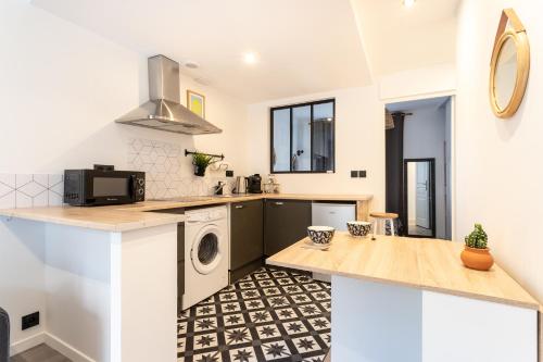 a kitchen with a washer and dryer at Le Tranchand☆City Center☆Wifi HD in Bourgoin