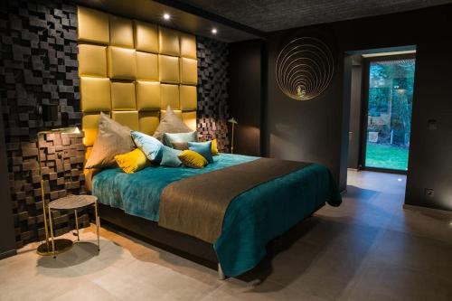 Giường trong phòng chung tại Buenas Noches Villa Standing piscine & wellness