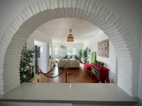 米哈斯的住宿－Villa turística Sol y Mar，拱门,位于带客厅的房间