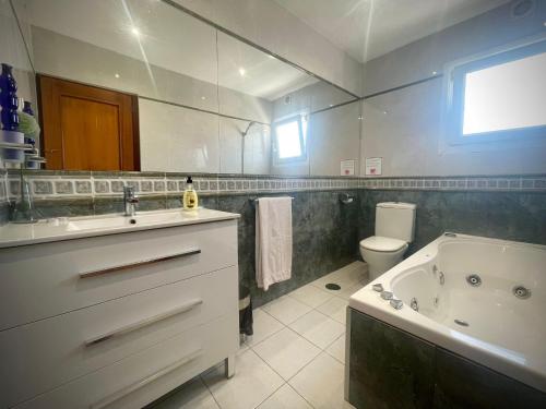 米哈斯的住宿－Villa turística Sol y Mar，一间带水槽、浴缸和卫生间的浴室