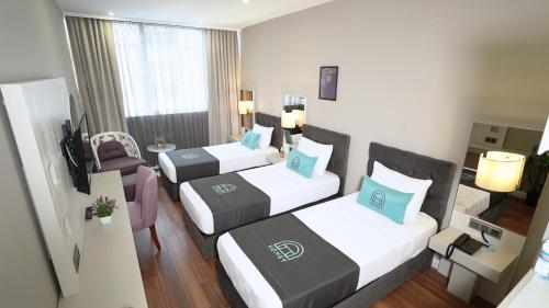 Katil atau katil-katil dalam bilik di Homey AirPort Hotel