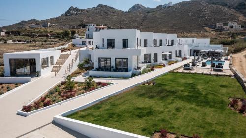 ナクソス・コラにあるEl Mar Naxosの山々を背景にした家屋の空中