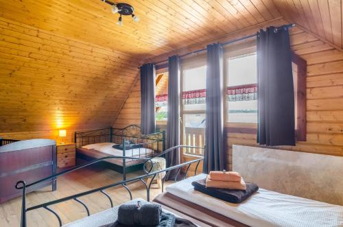1 Schlafzimmer mit 2 Etagenbetten in einem Holzhaus in der Unterkunft Ferienblockhaus Glocker - Hof in Leibertingen