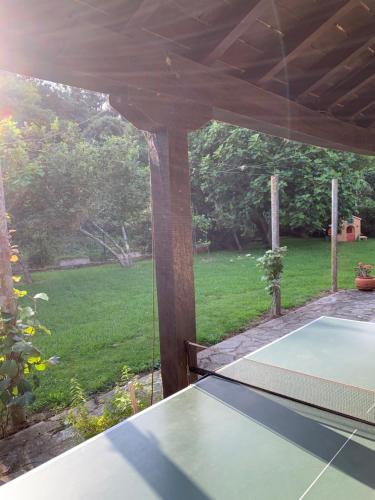 a patio with a table and a view of a yard at Casa Rural Erre Q Erre in Oreña