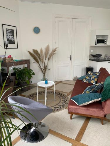 un salon avec un canapé et une table dans l'établissement Domaine de Croix en Sologne, à Neuvy-sur-Barangeon