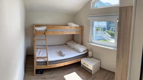 シャイにあるJølster Holiday homeの窓付きの小さな部屋の二段ベッド1台分です。