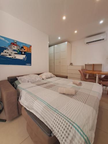 Schlafzimmer mit einem Bett mit Wandgemälde in der Unterkunft Estate Franca Wine and Olive oil in Koper