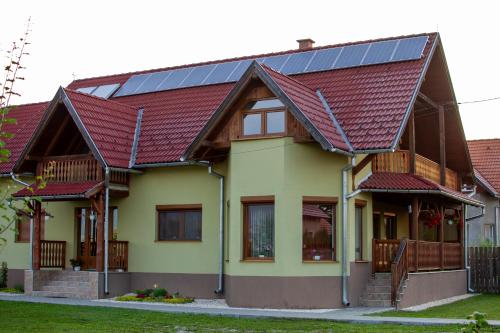 una casa con pannelli solari sul tetto di Székelyföldi családi ház a Ciceu