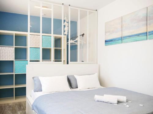 um quarto com uma cama com paredes azuis e brancas em Ferienwohnung mit Garten em Ehrenkirchen