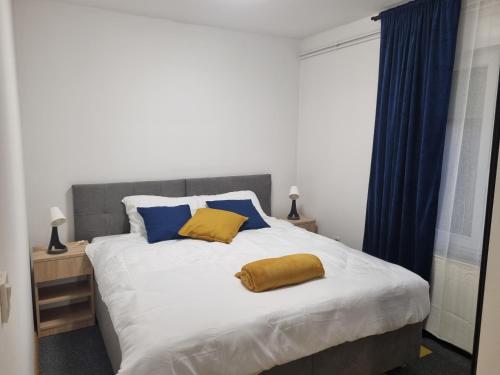 - une chambre avec un grand lit et 2 oreillers jaunes dans l'établissement KFN Concept One, à Zagreb
