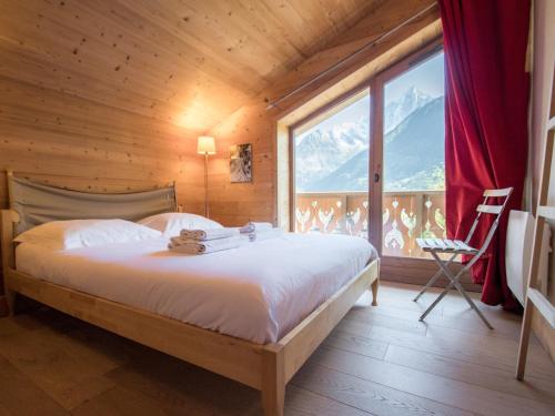 夏慕尼白朗峰的住宿－Chalet Chamonix-Mont-Blanc, 4 pièces, 6 personnes - FR-1-343-225，一间卧室设有一张床和一个大窗户