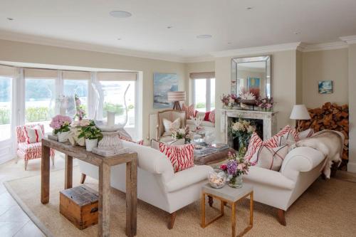 Χώρος καθιστικού στο BBCFeatured LuxuryInteriorDesignedWaterfront Home.