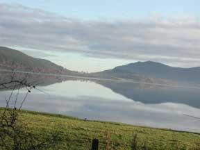 una vista de un cuerpo de agua con una montaña en Dunroamin Hotel en Bonar Bridge