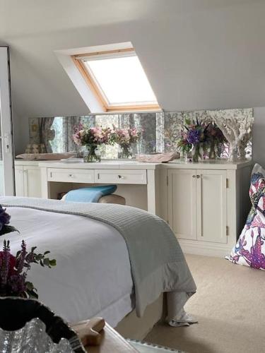 Ένα ή περισσότερα κρεβάτια σε δωμάτιο στο BBCFeatured LuxuryInteriorDesignedWaterfront Home.