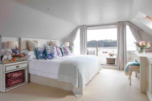 Ένα ή περισσότερα κρεβάτια σε δωμάτιο στο BBCFeatured LuxuryInteriorDesignedWaterfront Home.