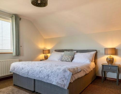 una camera con un grande letto con due lampade di Muff Village Bed & Breakfast a Muff