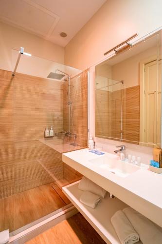 a bathroom with a sink and a mirror at Hotel YIT Casa Grande in Jerez de la Frontera