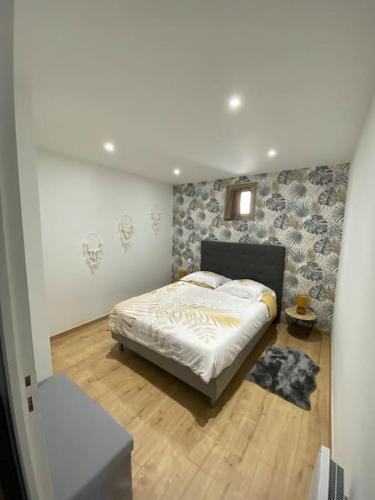 a bedroom with a bed in a small room at Le petit loft des halles in Béziers