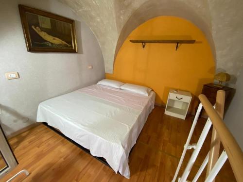 Un pequeño dormitorio con una cama blanca en una habitación en Casa Vacanze lecce Luppiu, en Lecce