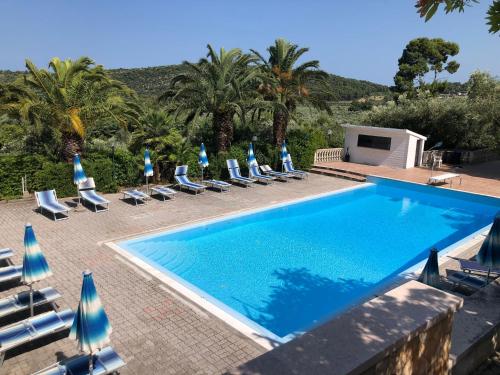 uma piscina com espreguiçadeiras e um resort em Villa Amica em Vieste