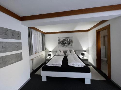 Una cama o camas en una habitación de Frühstückspension-Appartementhaus Wasserer