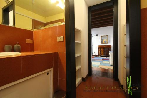 ミラノにあるBamboo Milano Breraのバスルーム(洗面台、鏡付)