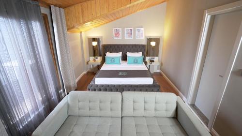 um quarto com 2 camas e uma grande janela em Homey AirPort Hotel em Arnavutköy