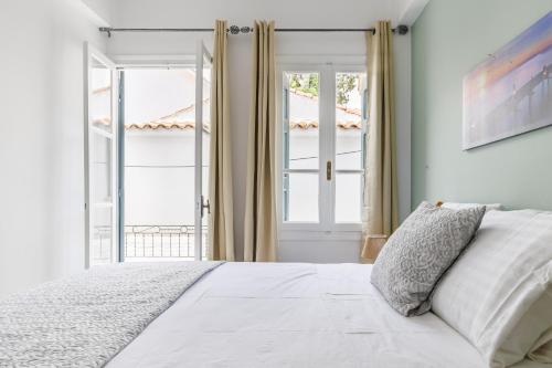 - une chambre avec un lit et 2 fenêtres dans l'établissement Nikolas house, à Skopelos