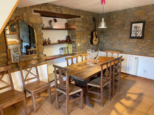 a dining room with a wooden table and chairs at Casa de Lilith in Aren