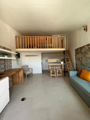 een woonkamer met een bank en een tafel bij Casas da Corujeira in Porto