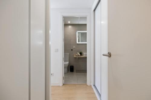Ένα μπάνιο στο Luxury new apartment city center Estepona - private parking