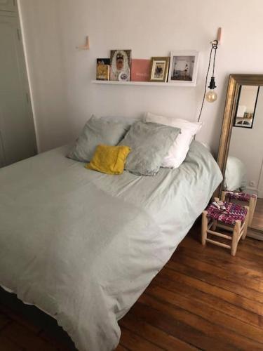un lit défait dans une chambre avec un miroir dans l'établissement Appartement 75009 PARIS 50m2 métro poissonnière 3 pers & baby, à Paris