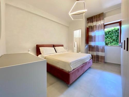 ein kleines Schlafzimmer mit einem Bett und einem Fenster in der Unterkunft Casa Perla Marina sul mare in Castellammare del Golfo