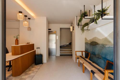 biuro z korytarzem z biurkiem i ławkami w obiekcie Yelo Promenade powered by Sonder w Nicei