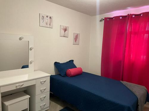 1 dormitorio con cama, lavabo y cortina roja en Turquesa 2, 