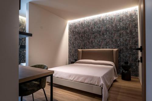 - une petite chambre avec un lit et un mur dans l'établissement Le Due Erre Home Boutique, à Agrigente