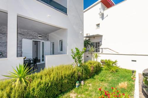 Taman di luar Studio apartman M&A Vojnović Duće Omiš