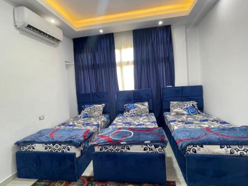 a room with three beds in a room at شقة مفروشة في القاهرة حي العجوزة على النيل in Cairo