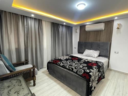 ein Schlafzimmer mit einem Bett und einem Sofa in einem Zimmer in der Unterkunft شقة مفروشة في القاهرة حي العجوزة على النيل in Kairo