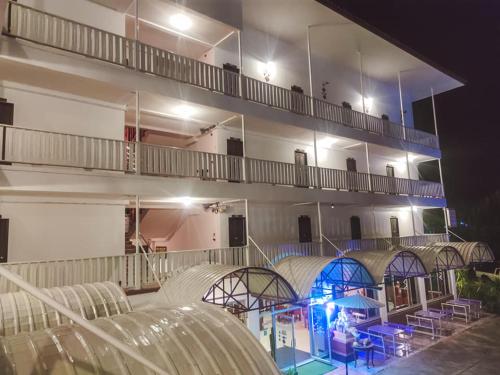 arium di un edificio di notte con persone su un balcone di ERAWAN PLACE a Mae Sot