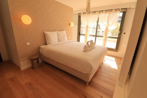 une chambre avec un lit avec un ours en peluche dessus dans l'établissement Studio 2pers#Nation#Grande Terrace#AC, à Paris