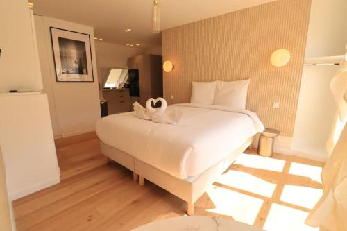 une chambre avec un lit avec deux serviettes blanches dessus dans l'établissement Studio 2pers#Nation#Grande Terrace#AC, à Paris