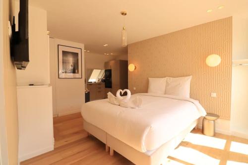 - une chambre dotée d'un grand lit blanc avec deux cygnes dans l'établissement Studio 2pers#Nation#Grande Terrace#AC, à Paris