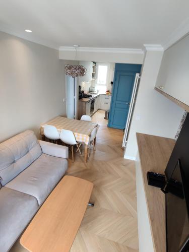 un salon avec un canapé et une table dans l'établissement Bel appartement 50 m2, à Paris