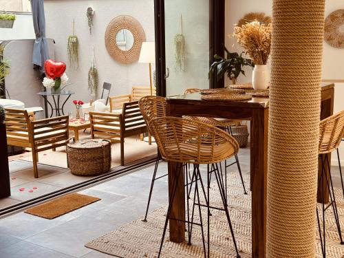 a dining room with a table and chairs at Loft Menorca & Spa 5 étoiles au cœur de Nancy in Nancy