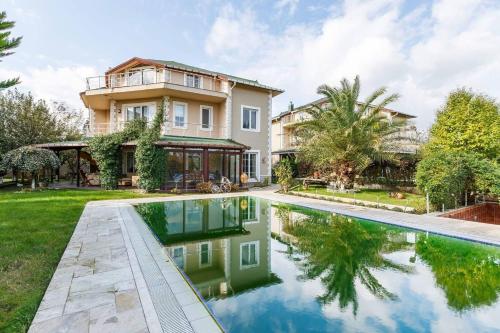 un'immagine di una casa con piscina di Villa Moon a Gebze