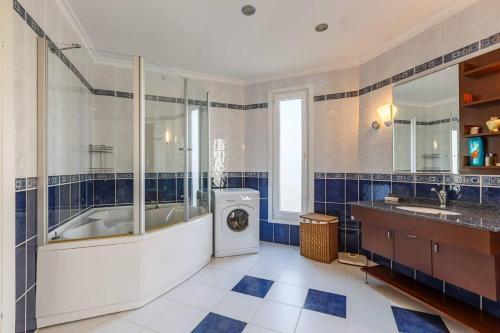 een badkamer met een bad en een wasmachine bij Villa Moon in Gebze