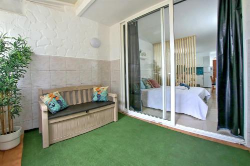 uma sala de estar com um sofá e um quarto em Elegant and Cozy Studio with Pool Chaparral 341 em Costa Del Silencio