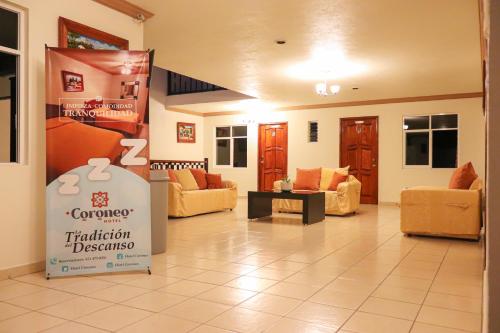 eine Lobby mit Sofas und ein Schild in der Mitte in der Unterkunft Hotel Coroneo 