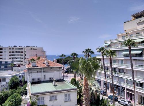 - une vue sur une ville avec des palmiers et des bâtiments dans l'établissement Résidence Graziella Studio 423, à Juan-les-Pins